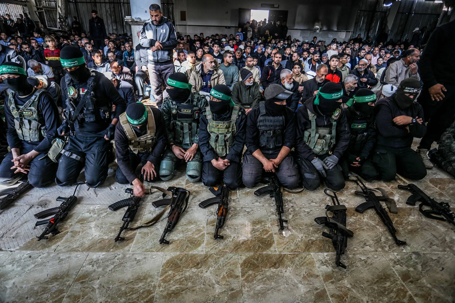 مقاتلون يشاركون في تشييع 15 مقاتلاً من «حماس» بخان يونس الجمعة (د.ب.أ)