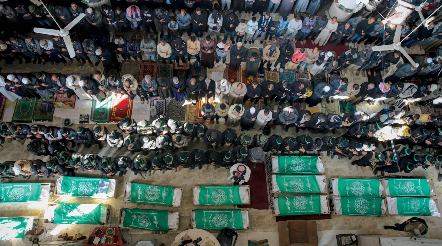  جنازة جماعية في خان يونس أمس لـ15 عنصراً في «كتائب عزالدين القسام» قتلوا خلال القصف الإسرائيلي على قطاع غزة (أ.ب)