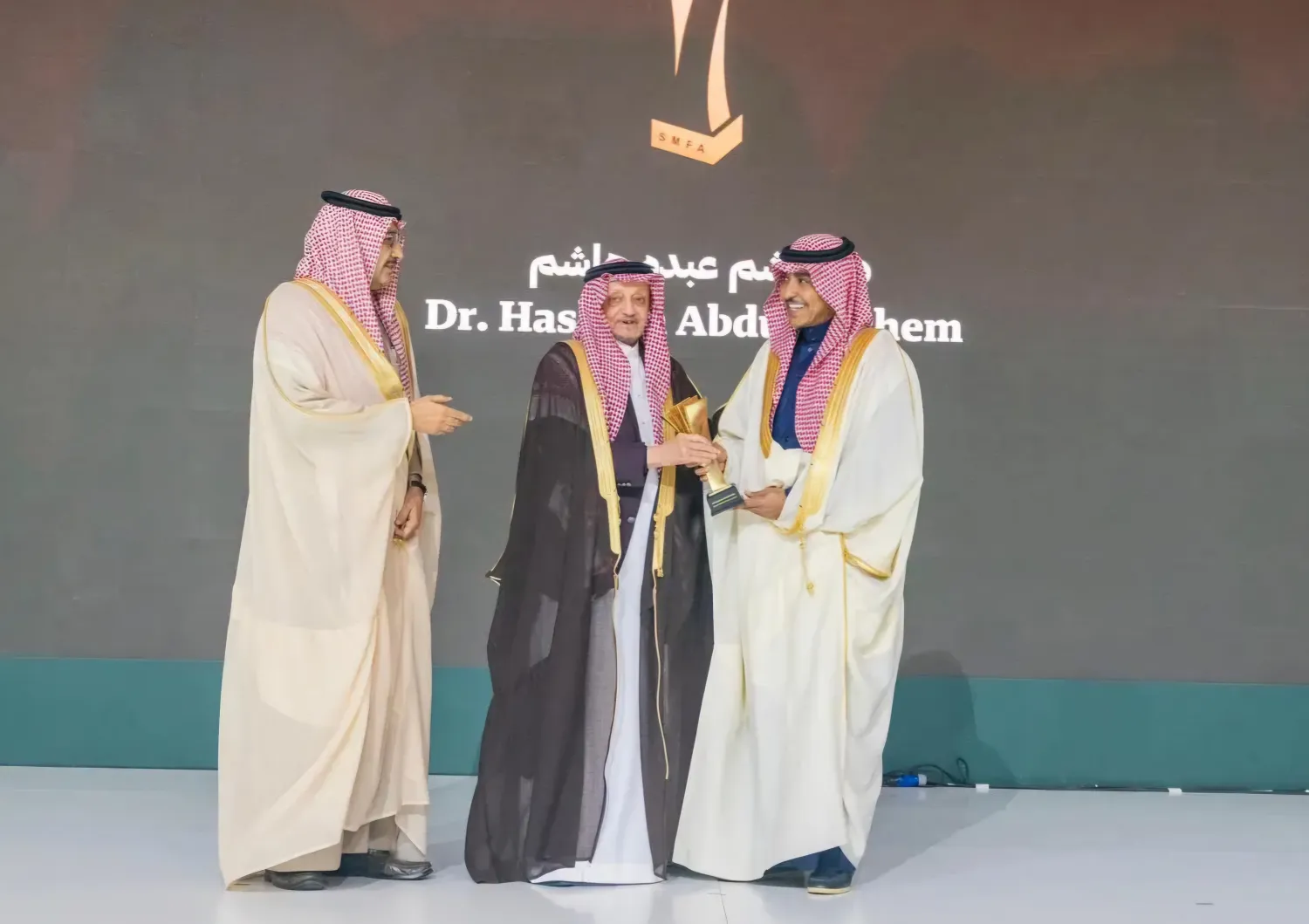 وزير الإعلام سلمان الدوسري مكرماً الدكتور هاشم عبده هاشم (واس)