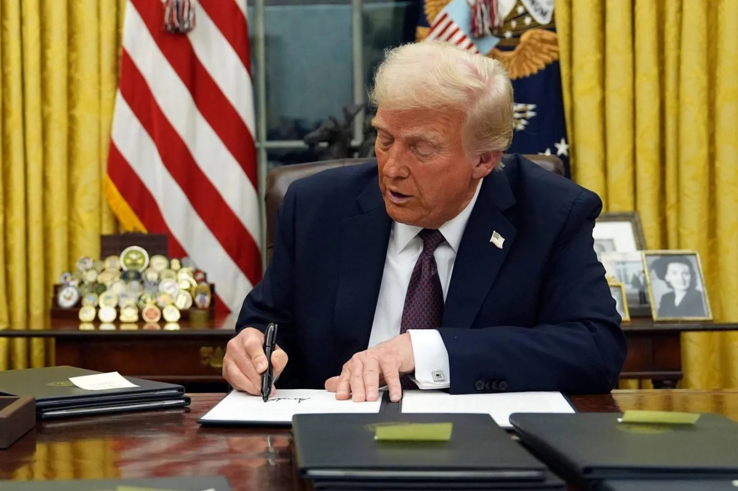 Trump, uygulamaya yönelik ülke çapındaki yasağı erteleyen kararnameyi imzalıyor (AP)