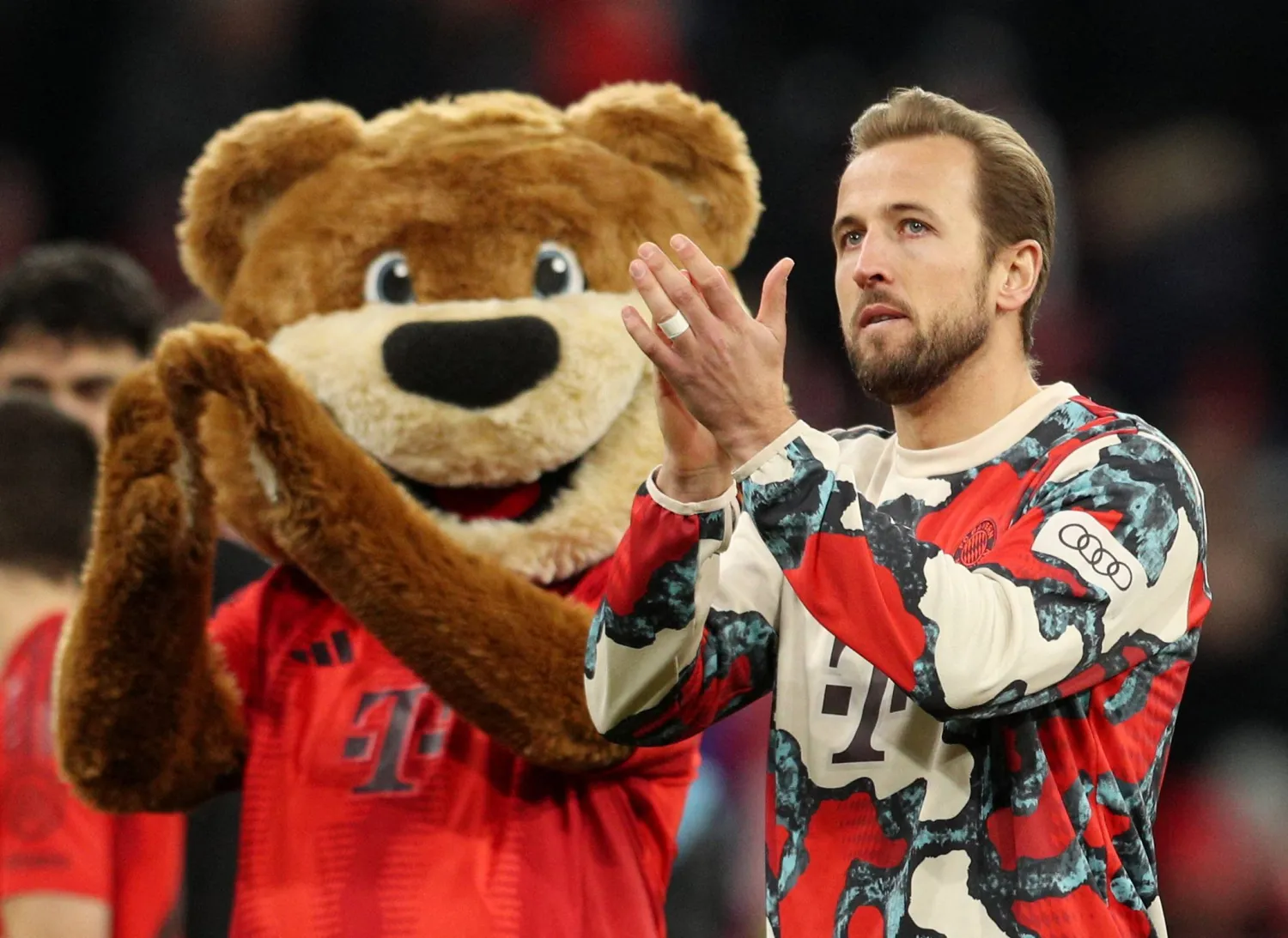 هاري كين يحيي جماهير بايرن بعد نهاية مواجهة كيل (رويترز)