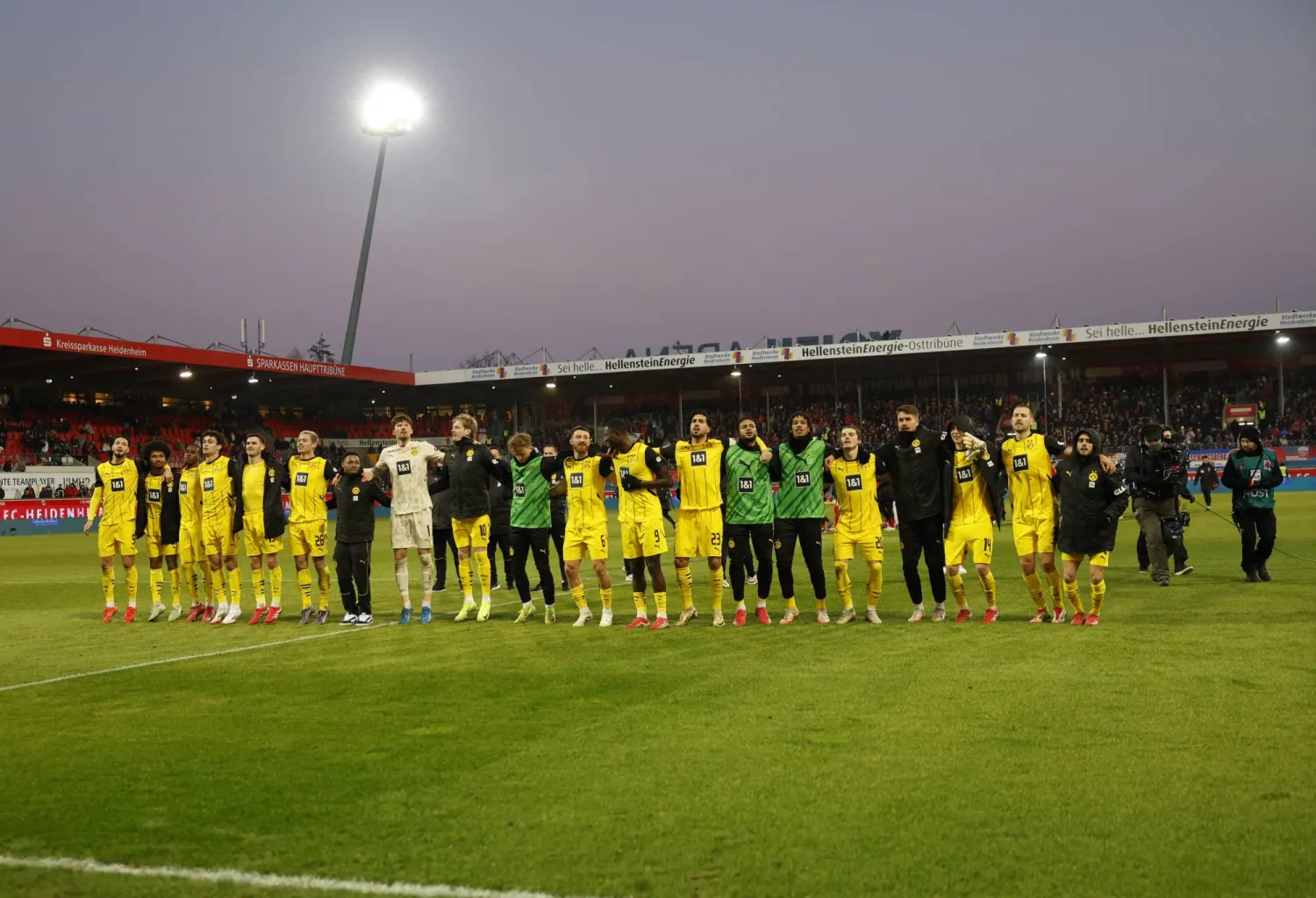 فرحة لاعبي دورتموند بالفوز على هايدنهايم (رويترز)