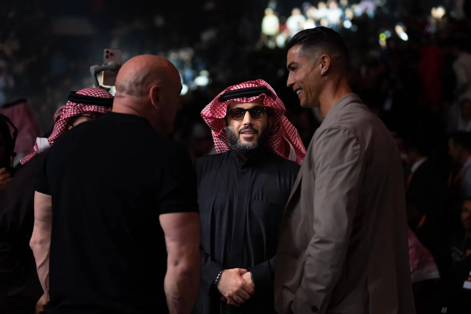 تركي آل الشيخ ورونالدو مع ضيوف الفعالية (موسم الرياض)