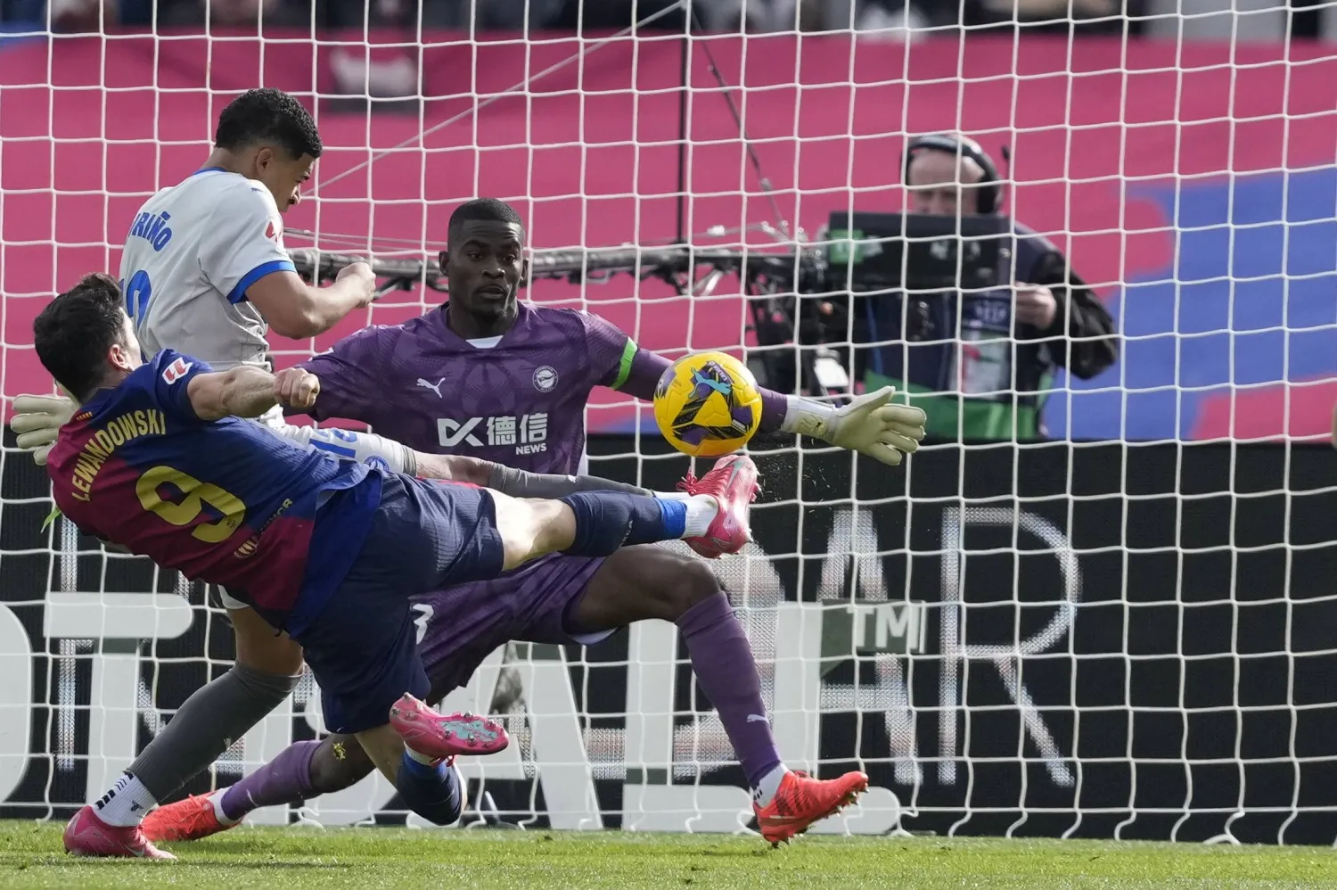 روبرت ليفاندوفسكي يسجل هدف الفوز لبرشلونة في ألافيس (إ.ب.أ)