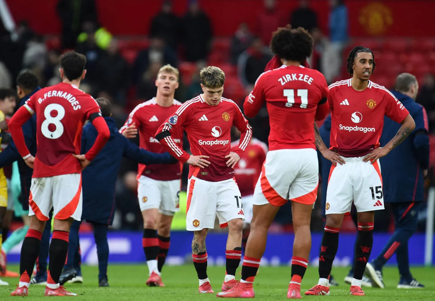 حسرة لاعبي مانشستر يونايتد بعد الهزيمة من كريستال (رويترز)