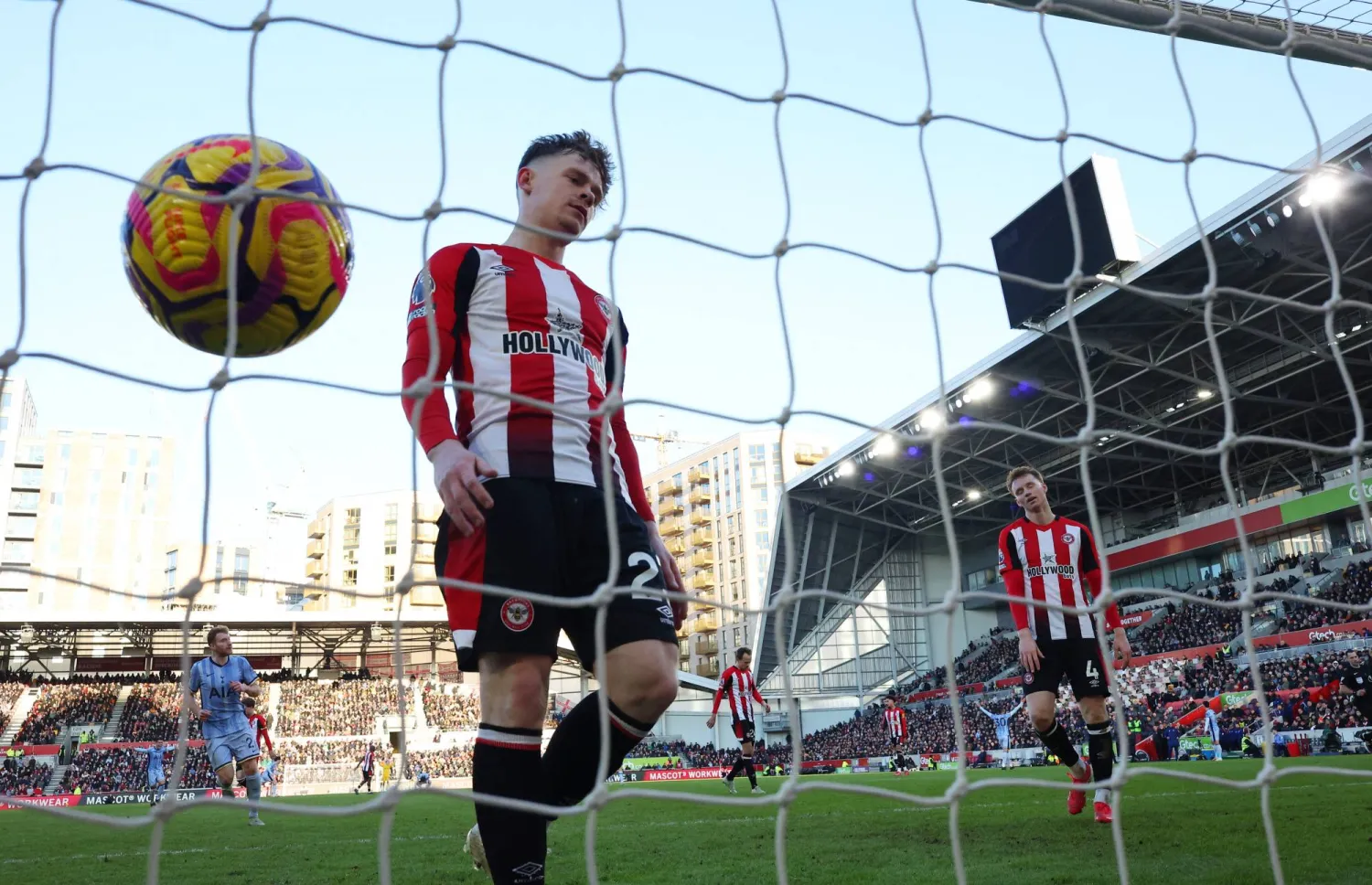 كرة السنغالي بابا ماتار سار تسكن مرمى برينتفورد هدفاً لتوتنهام (رويترز)