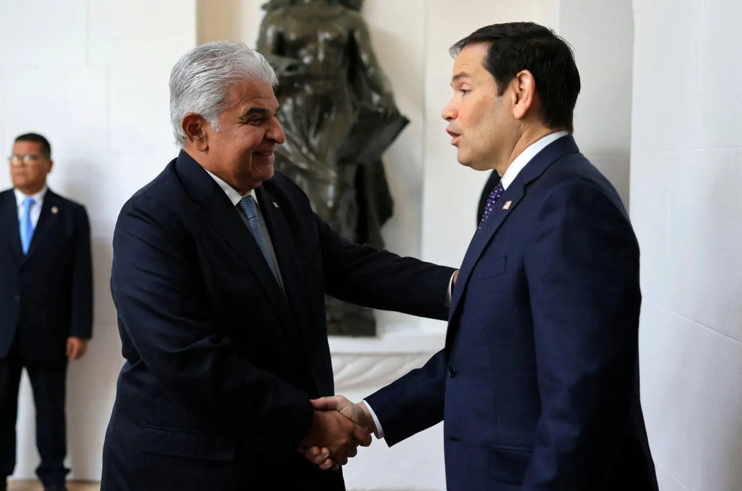 رئيس بنما مستقبلاً ماركو روبيو في القصر الرئاسي 2 فبراير (أ.ف.ب)