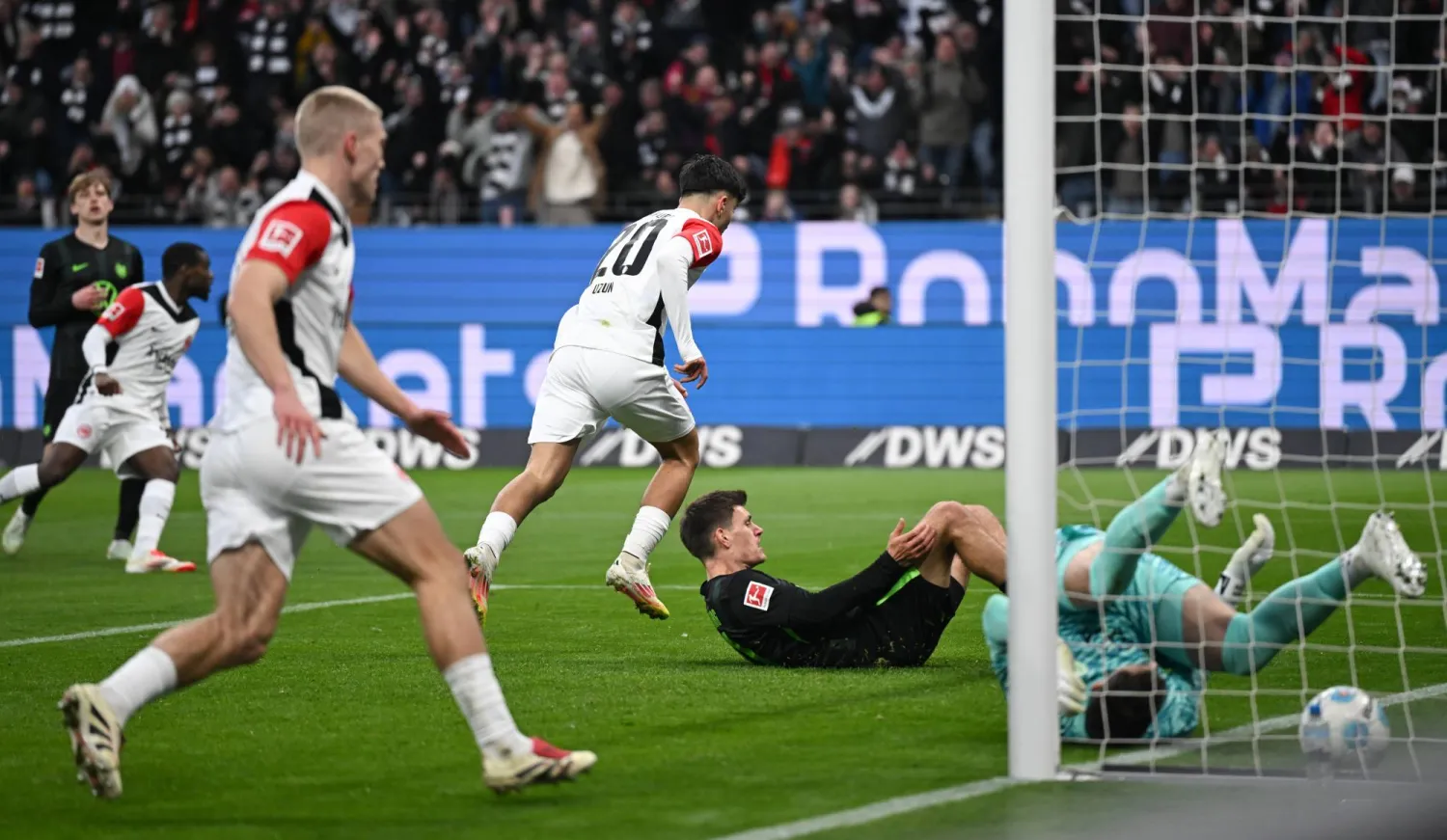 آينتراخت فرانكفورت تعادل أمام فولفسبورغ 1-1 (د.ب.أ)