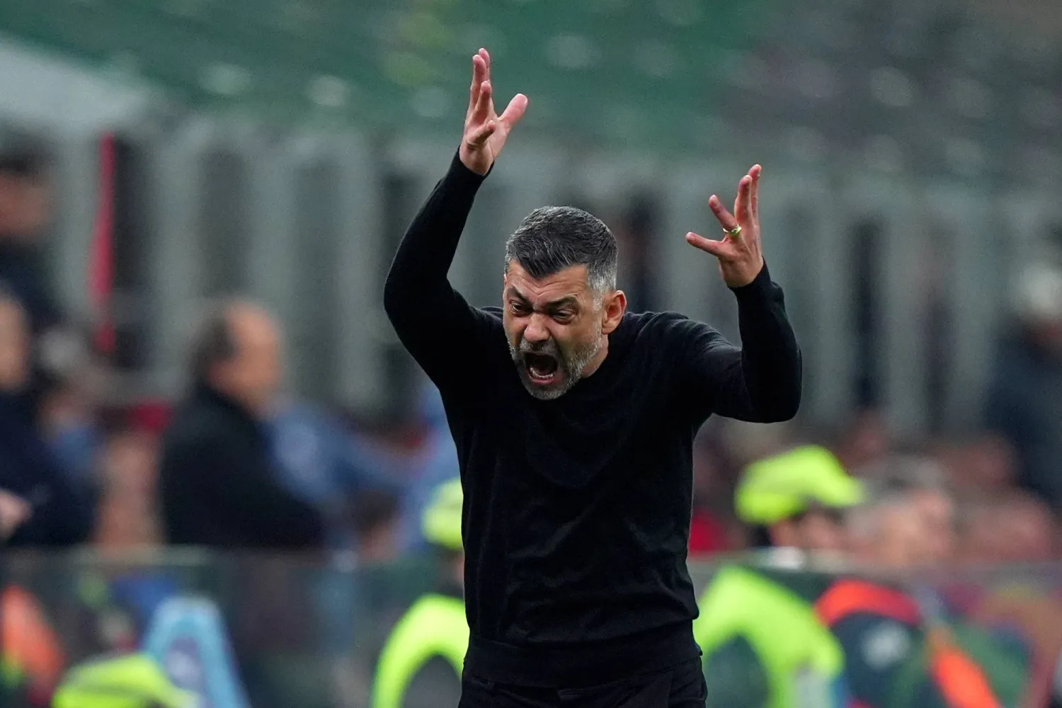 سيرجيو كونسيساو مدرب ميلان (د.ب.أ)