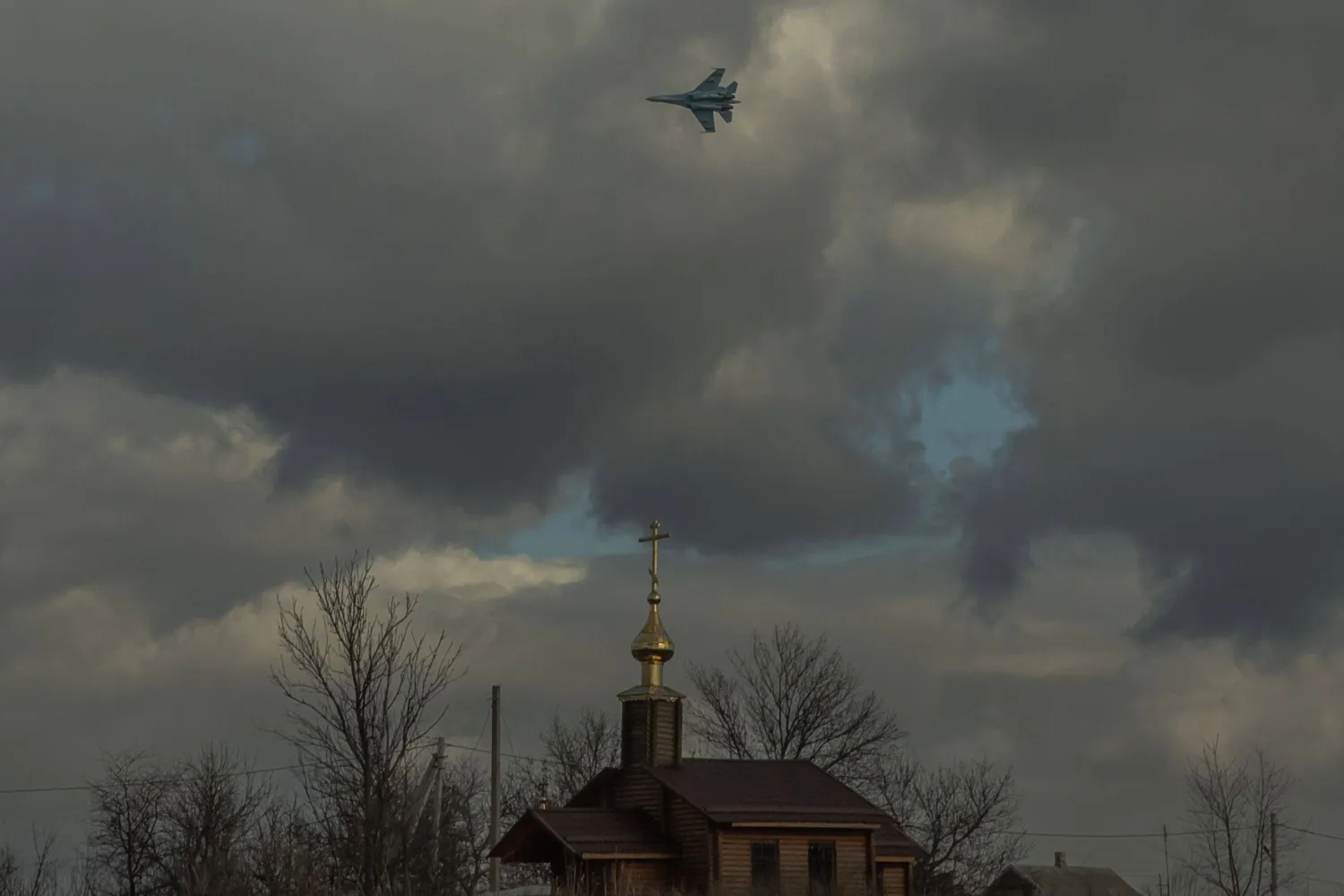 مقاتلة أوكرانية تحلق في سماء دونيتسك أمس (إ.ب.أ)