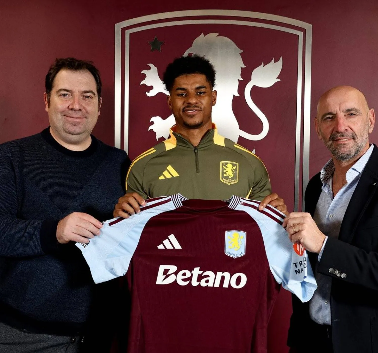 راشفورد يحمل قميص أستون فيلا (أستون فيلا)