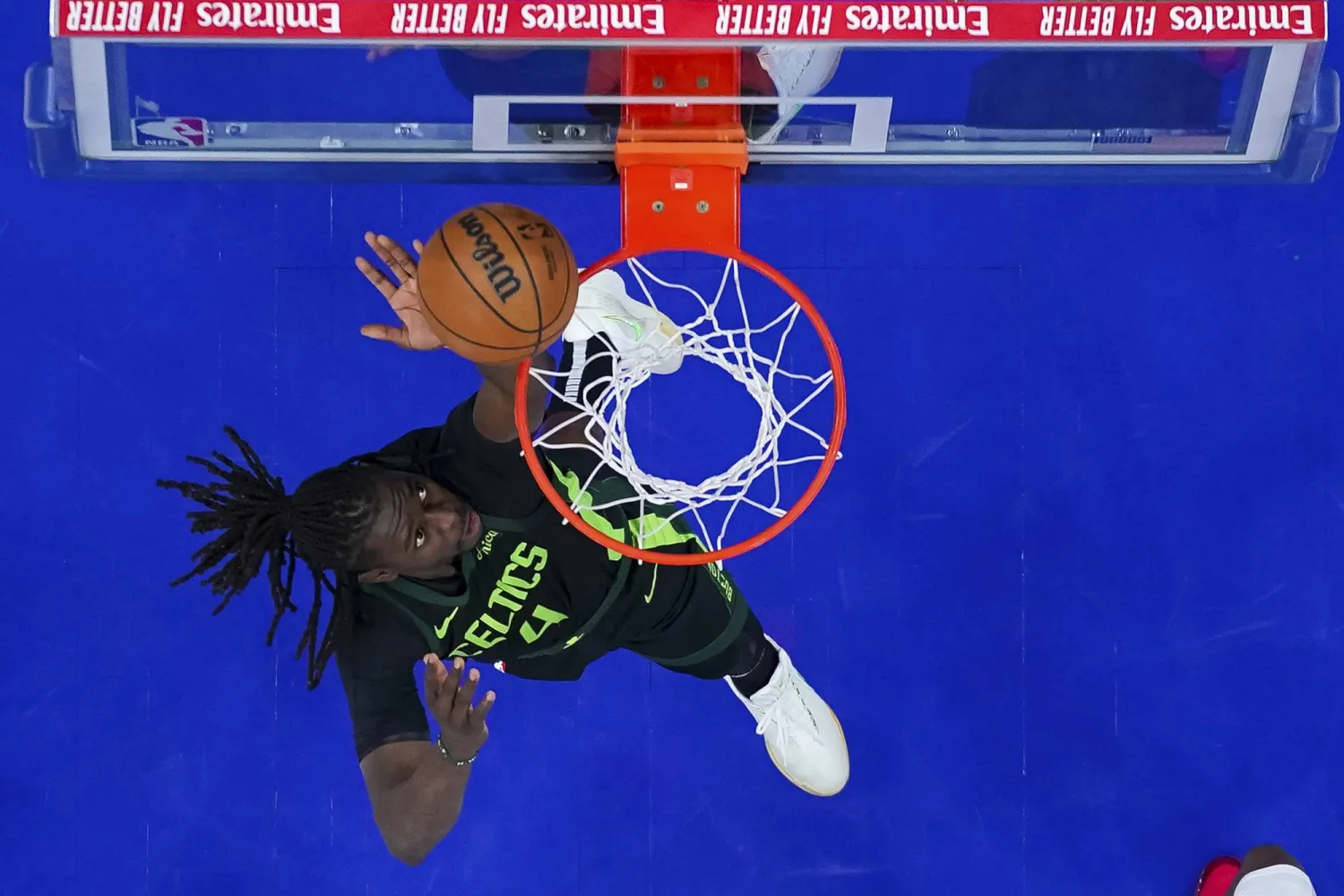 قلب بوسطن سلتيكس حامل اللقب الموسم الماضي تخلفه بفارق 26 نقطة أمام فيلادلفيا سفنتي سيكسرز (أ.ب)