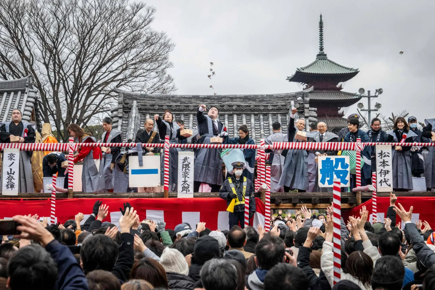يابانيون يحتفلون في أحد المهرجانات الشعبية وسط العاصمة طوكيو (أ.ف.ب)