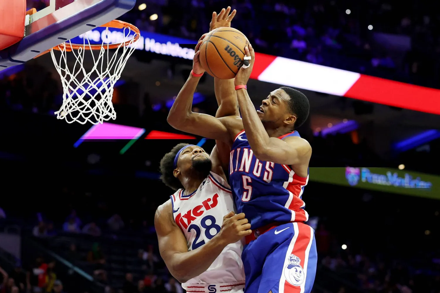 تعاقد سان أنتونيو سبيرز مع صانع الألعاب ديآرون فوكس صاحب معدل 25 نقطة في المباراة (أ.ف.ب)