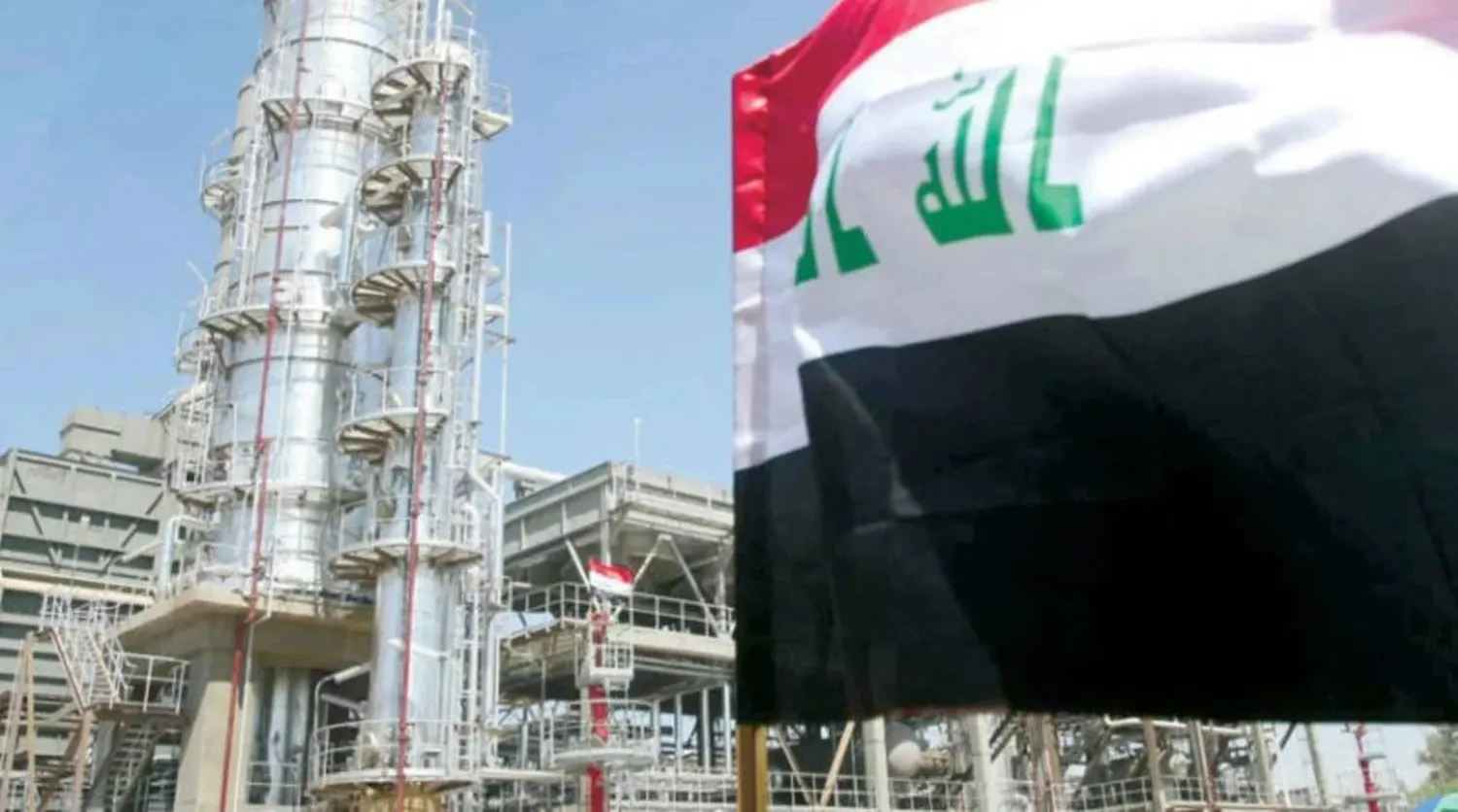 عَلم العراق يرفرف أمام حقل نفطي (رويترز)