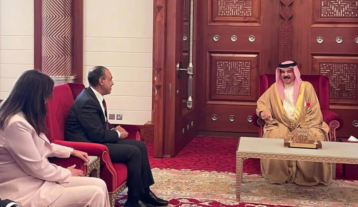 ملك البحرين يستقبل وزير الخارجية المصري في المنامة (الخارجية المصرية)