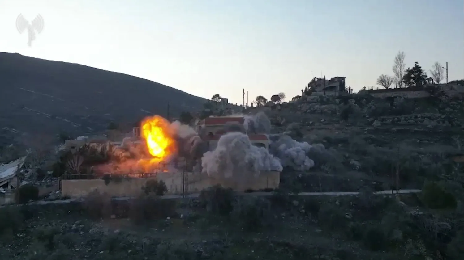 جانب من التفجيرات الإسرائيلية في بلدات جنوب لبنان الحدودية (أ.ف.ب)