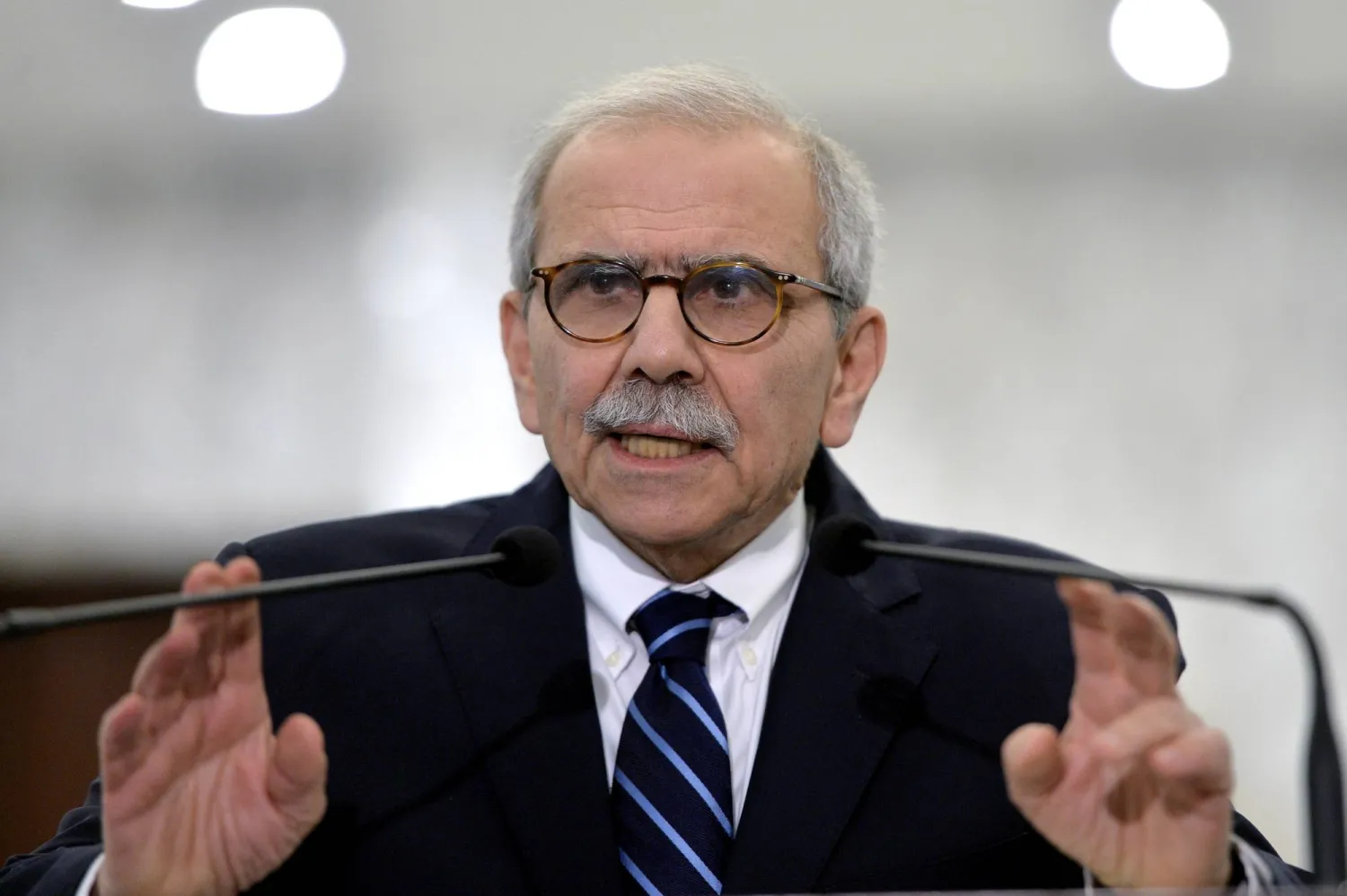 الرئيس المكلف بتشكيل الحكومة اللبنانية نواف سلام (إ.ب.أ)