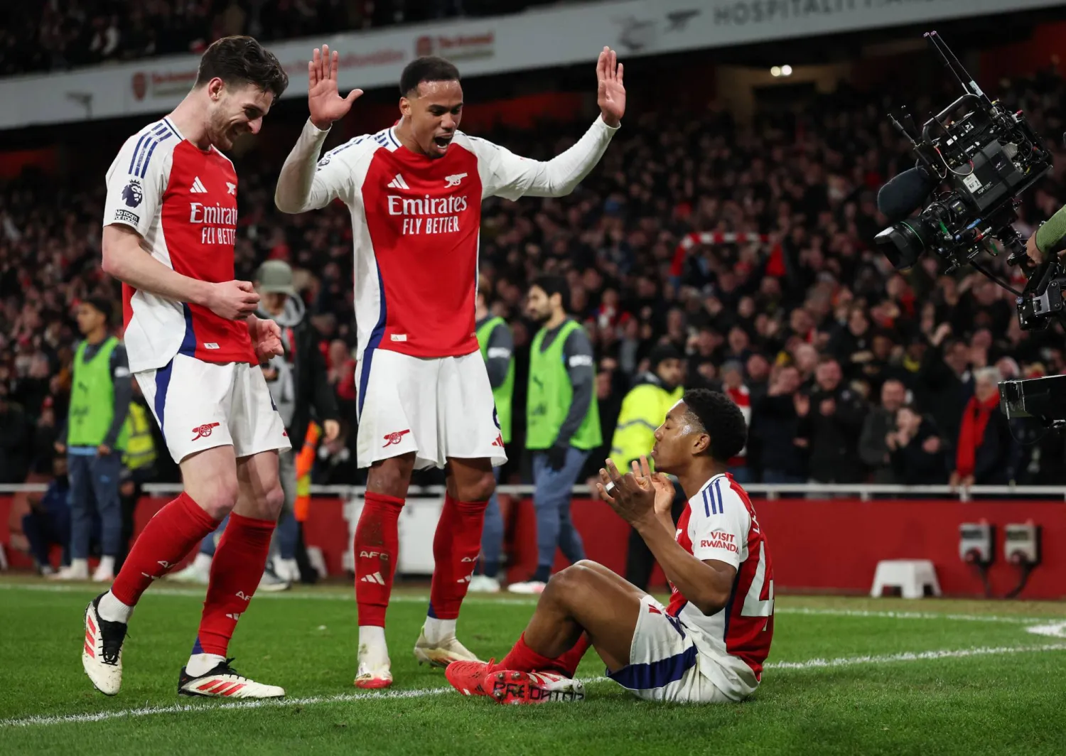 سكيلي نجم آرسنال الواعد على الأرض يحتفل على طريقة هالاند لإغاظة مهاجم سيتي (رويترز)