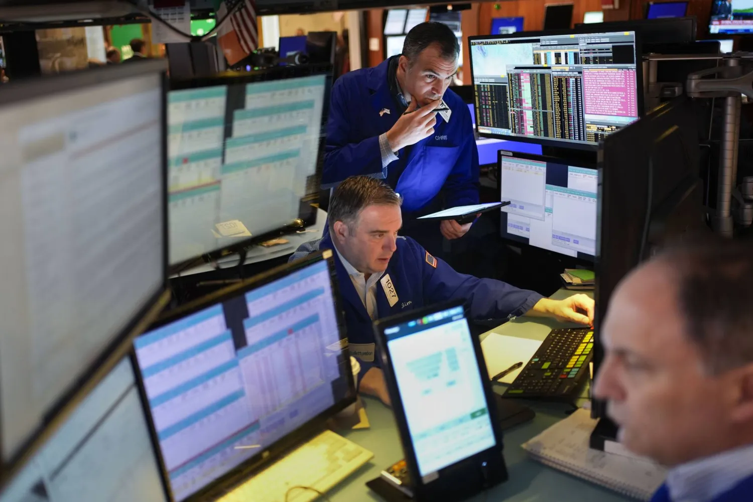 متداولون يعملون في قاعة بورصة نيويورك (أ.ب)