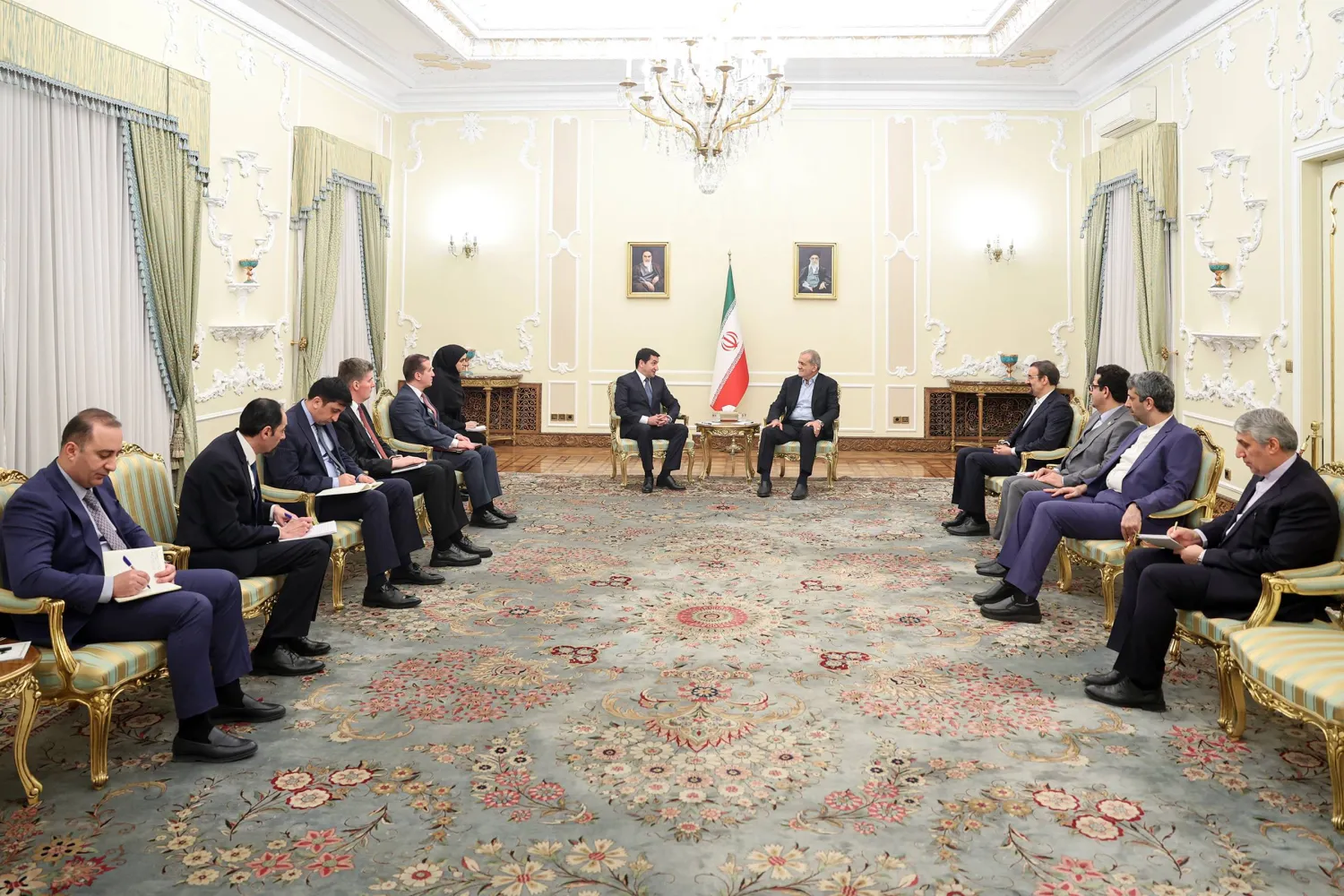 صورة نشرتها الرئاسة الإيرانية من استقبال بزشكيان لحاجيوف