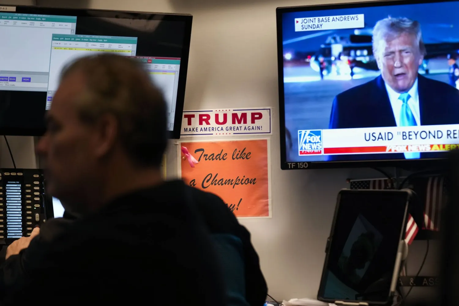 ملصق يدعم الرئيس دونالد ترمب في بورصة نيويورك (أ.ب)