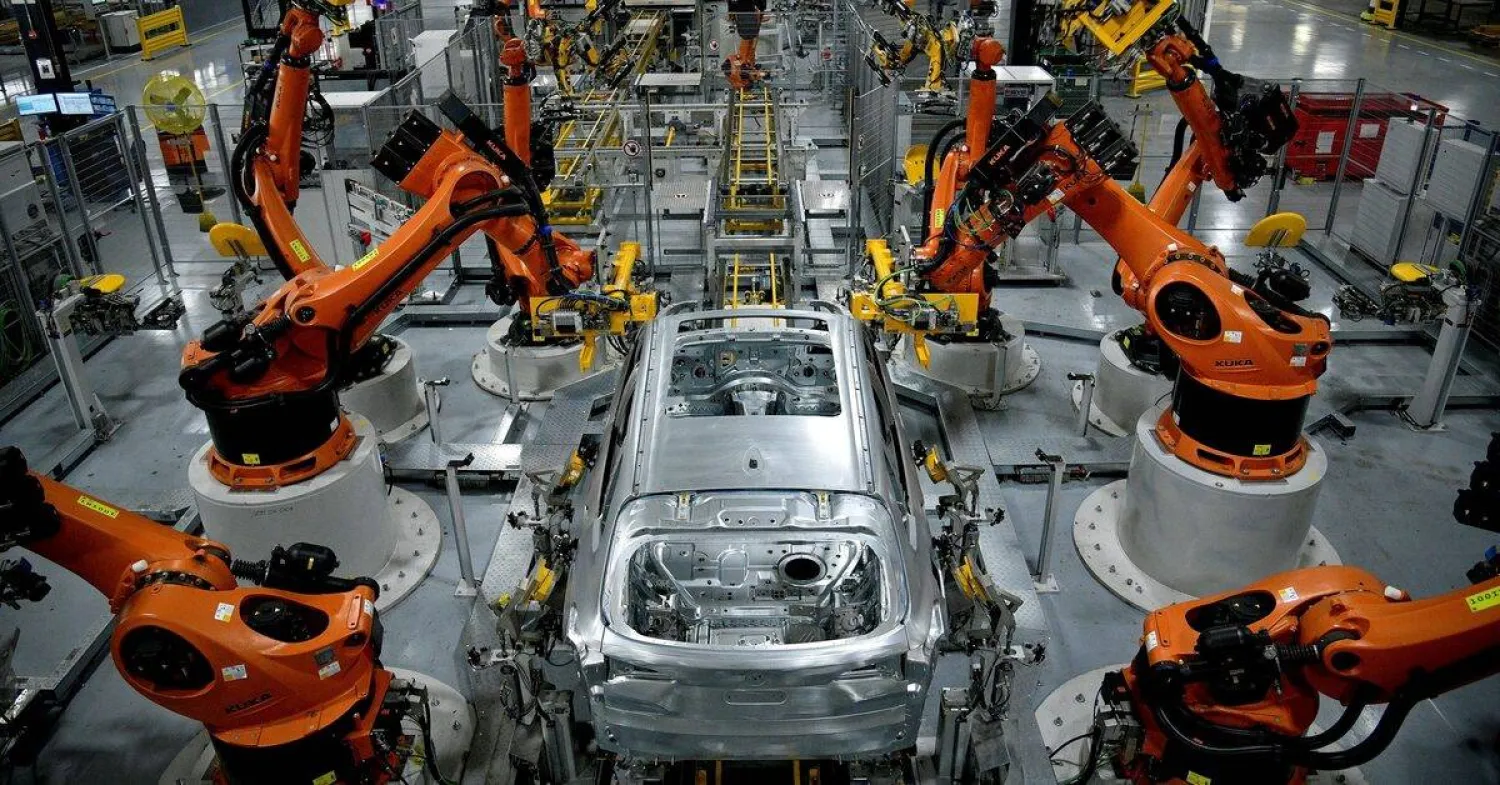 روبوتات تعمل في مصنع تابع لشركة «بي إم دبليو» في ولاية ساوث كارولاينا (رويترز)