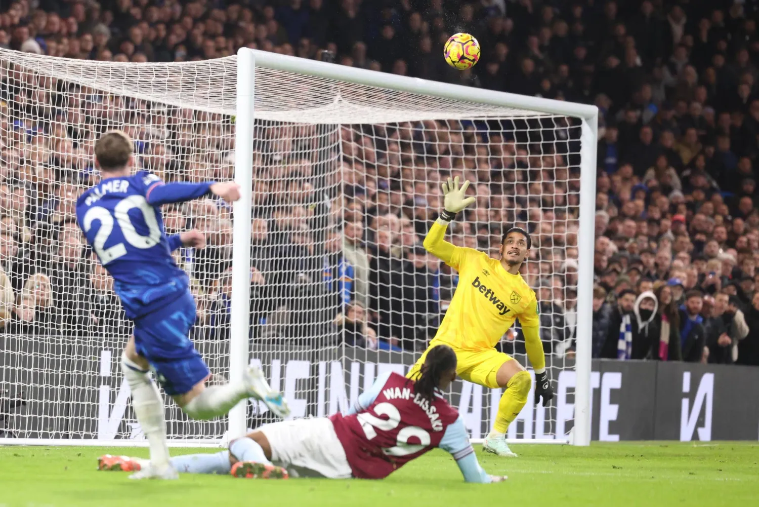 تسديدة بالمر التي حولها وان-بيساكا في مرمى فريقه هدف الفوز لتشيلسي (إ.ب.أ)