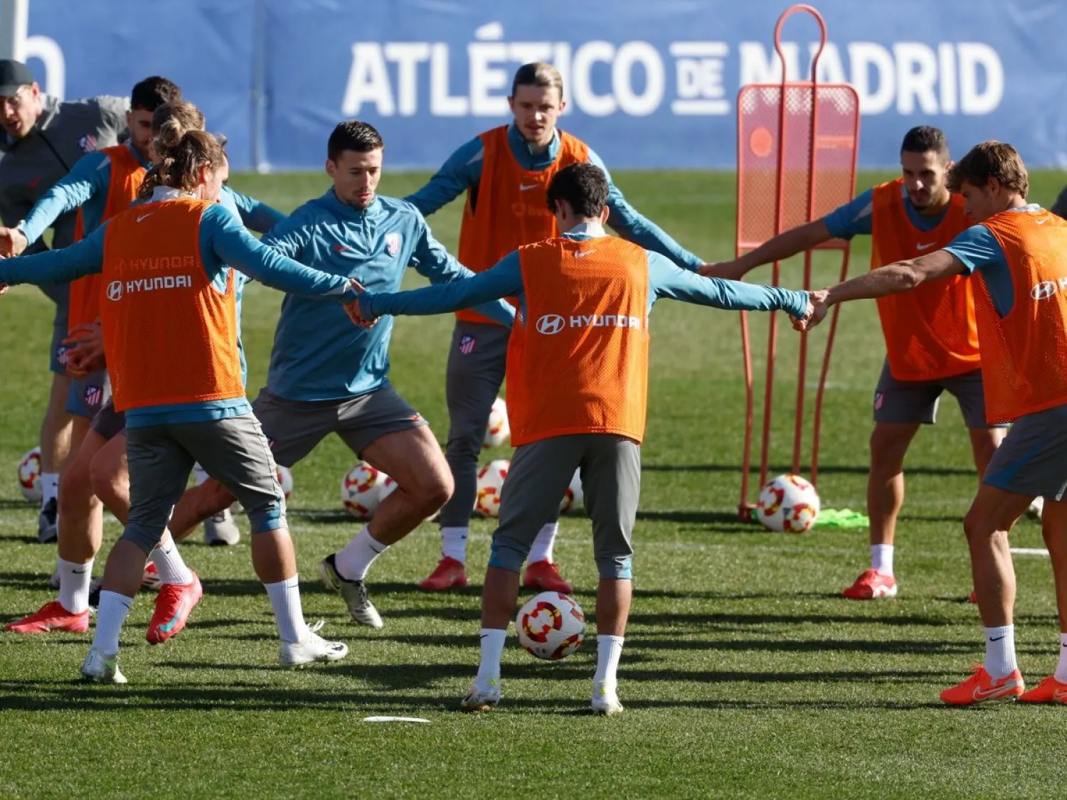 لاعبو اتلتيكو خلال الإستعداد لمواجهة خيتافي في إختبار للديربي الساخن أمام الريال (ا ب ا)