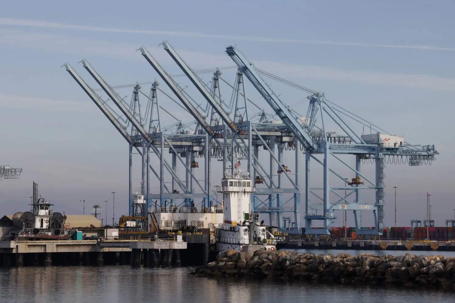 رافعات في ميناء لوس أنجليس في لونغ بيتش كاليفورنيا (إ.ب.أ)