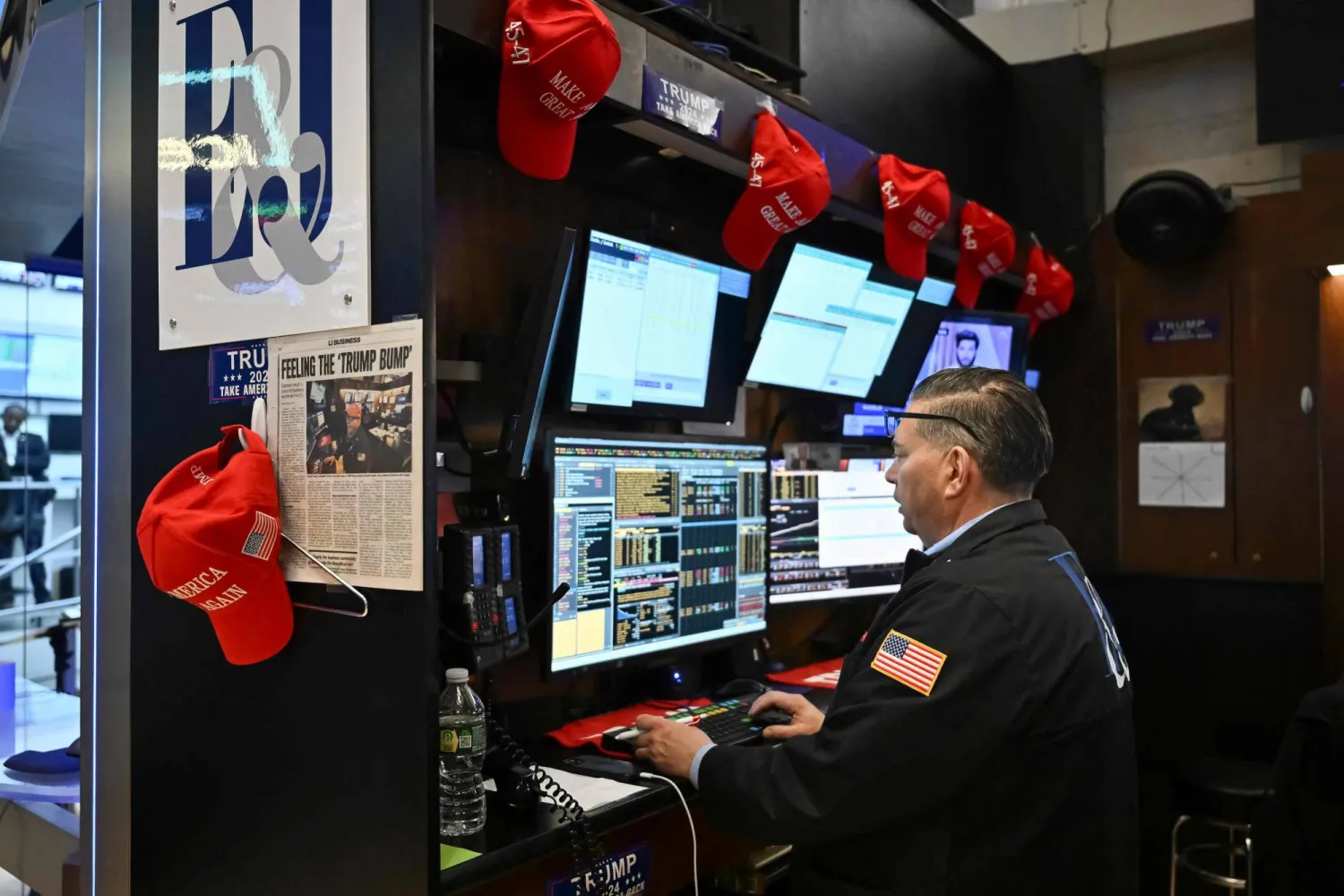 جانب من عمل المتداولين في قاعة بورصة نيويورك (أ.ف.ب)