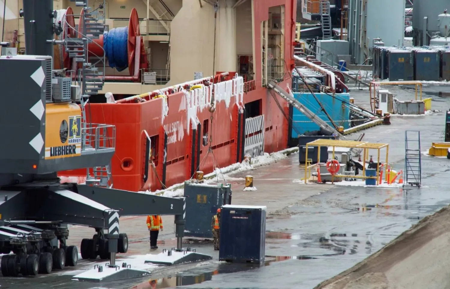 سفن إمداد تخدم منصات النفط البحرية على الساحل الشرقي لكندا تحمل بضائع في سانت جونز (رويترز)