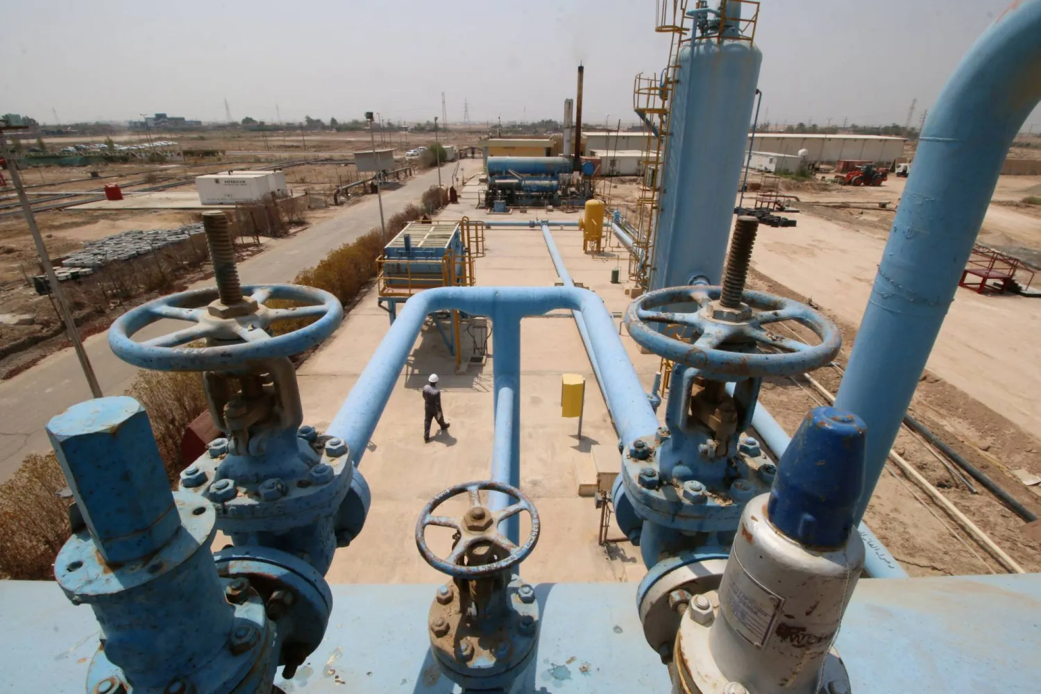 منظر عام لحقل نهران عمر بشمال البصرة (رويترز)