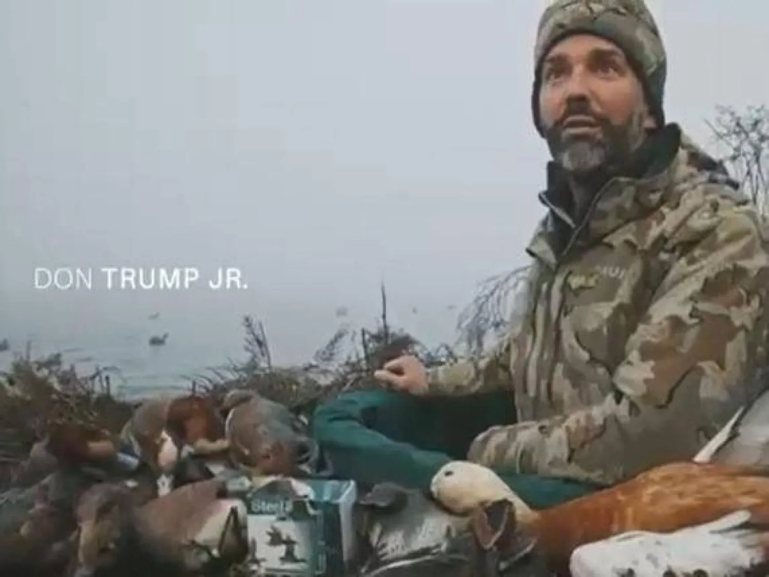 لقطة نشرها أندريا زانوني عضو الجمعية الإقليمية في فينيتو على «فيسبوك» تُظهر نجل ترمب أثناء صيده البط