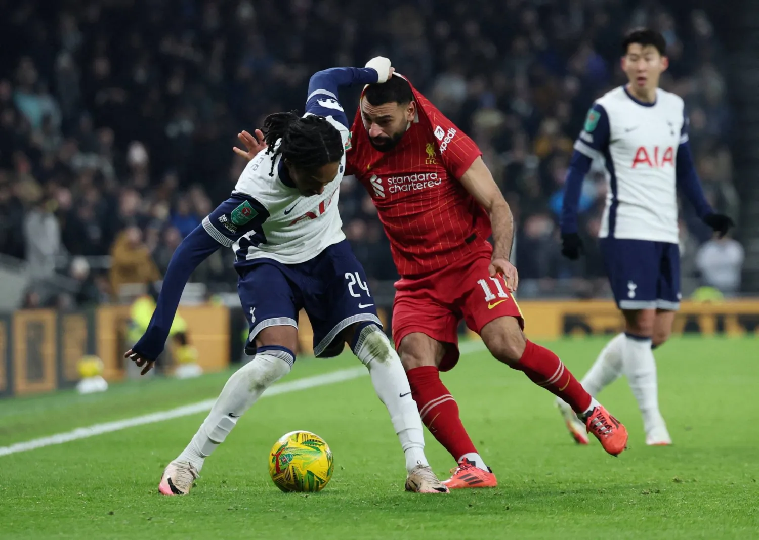 جيد سبينس ومحمد صلاح في ذهاب نصف نهائي كأس رابطة الأندية الإنجليزية (رويترز)