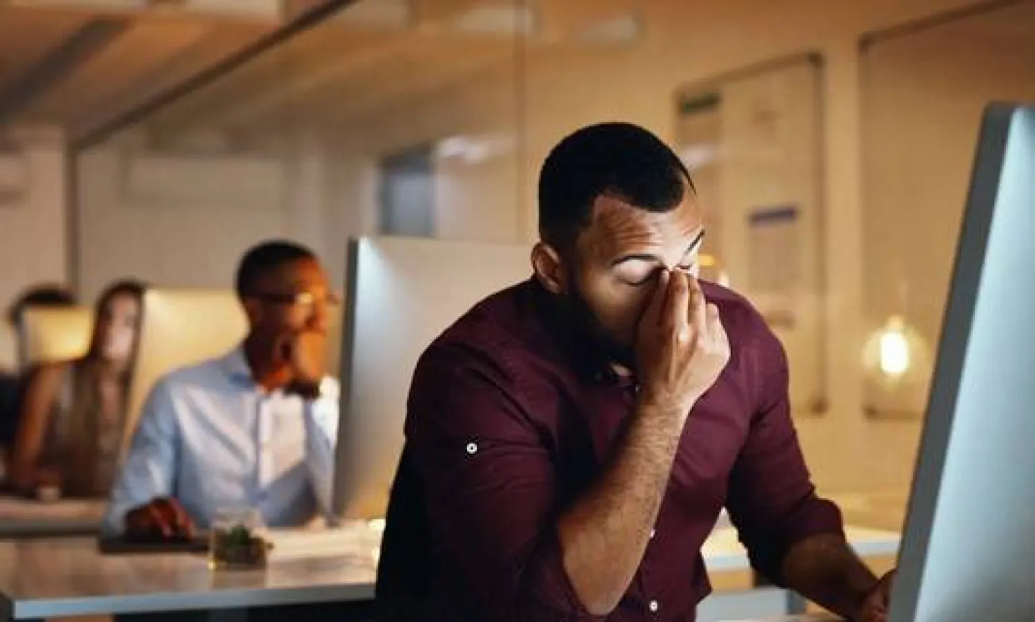 تقرير: تحركاتك السريعة خلال جلوسك أمام مكتبك ربما تكون «رسالة» من جسمك