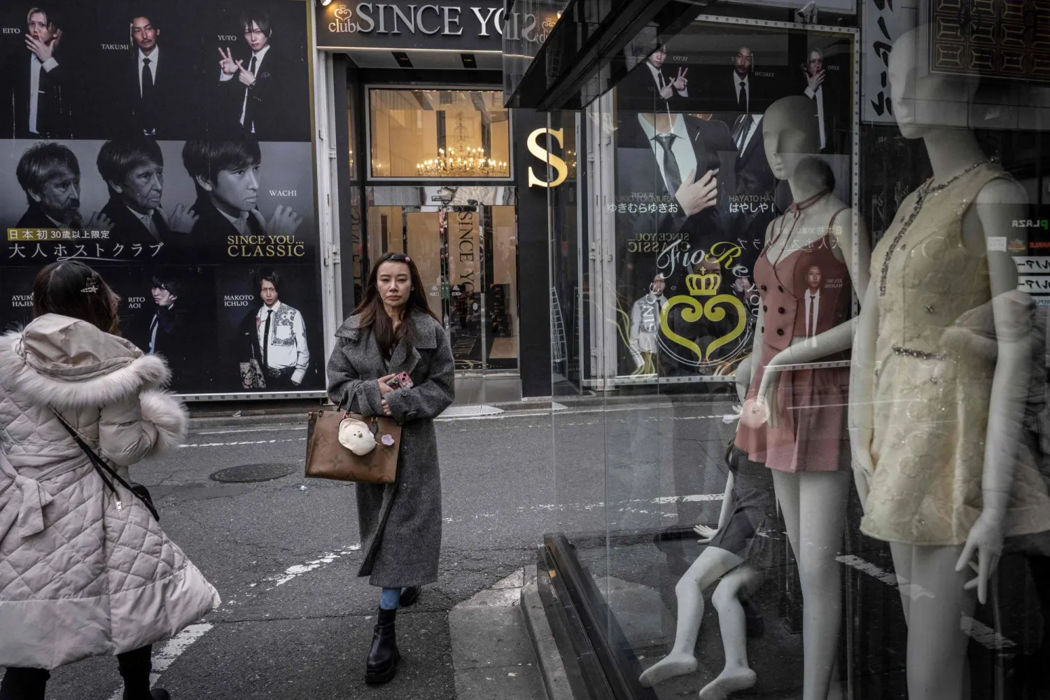 مشاة في أحد الشوارع التجارية وسط العاصمة اليابانية طوكيو (أ.ف.ب)