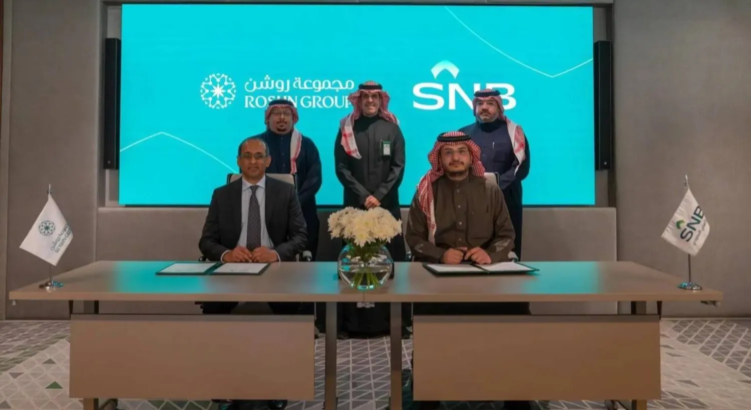 جانب من توقيع الاتفاقية بين «روشن» والبنك الأهلي السعودي (واس)