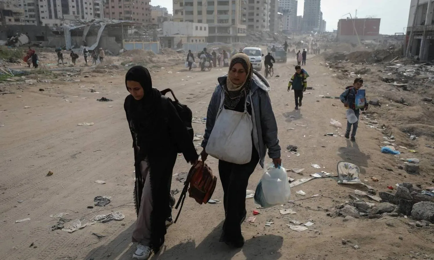 عائلة فلسطينية تعود إلى منزلها في غزة سيراً على الأقدام (رويترز)
