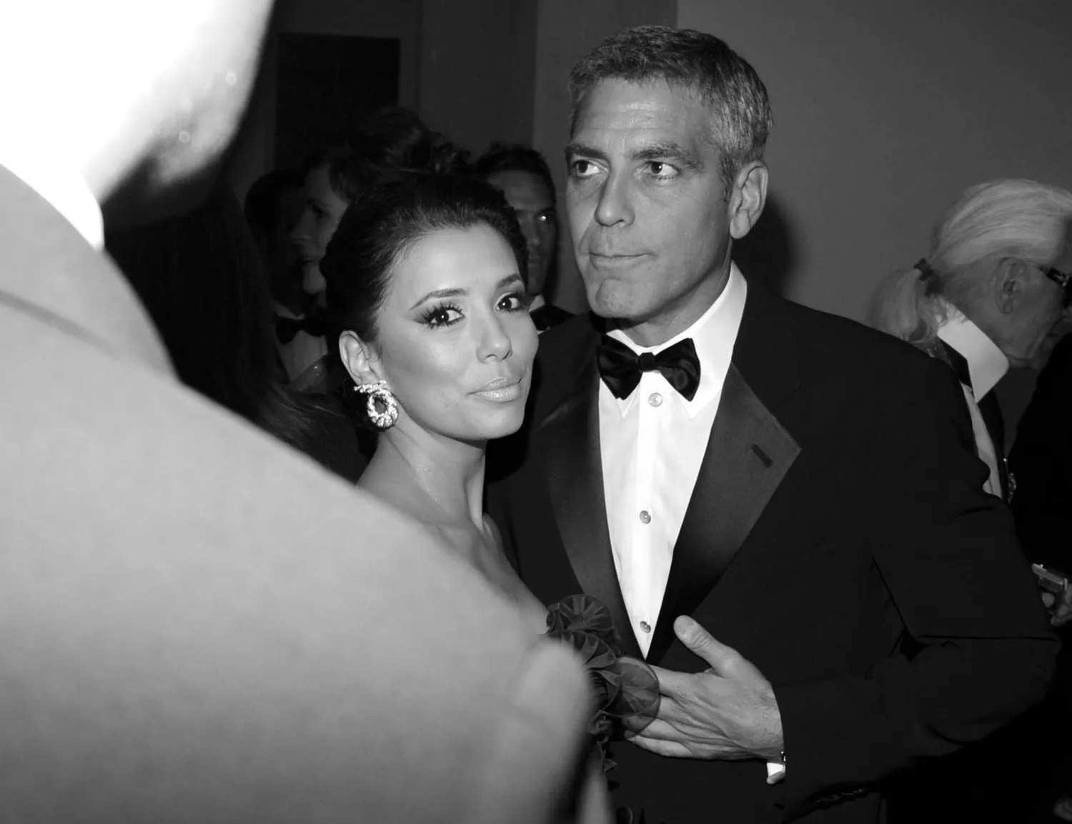 إيفا لونجوريا باركر وكلوني يحضران حفل معهد الأزياء: "الأبطال الخارقين" في مدينة نيويورك (غيتي)