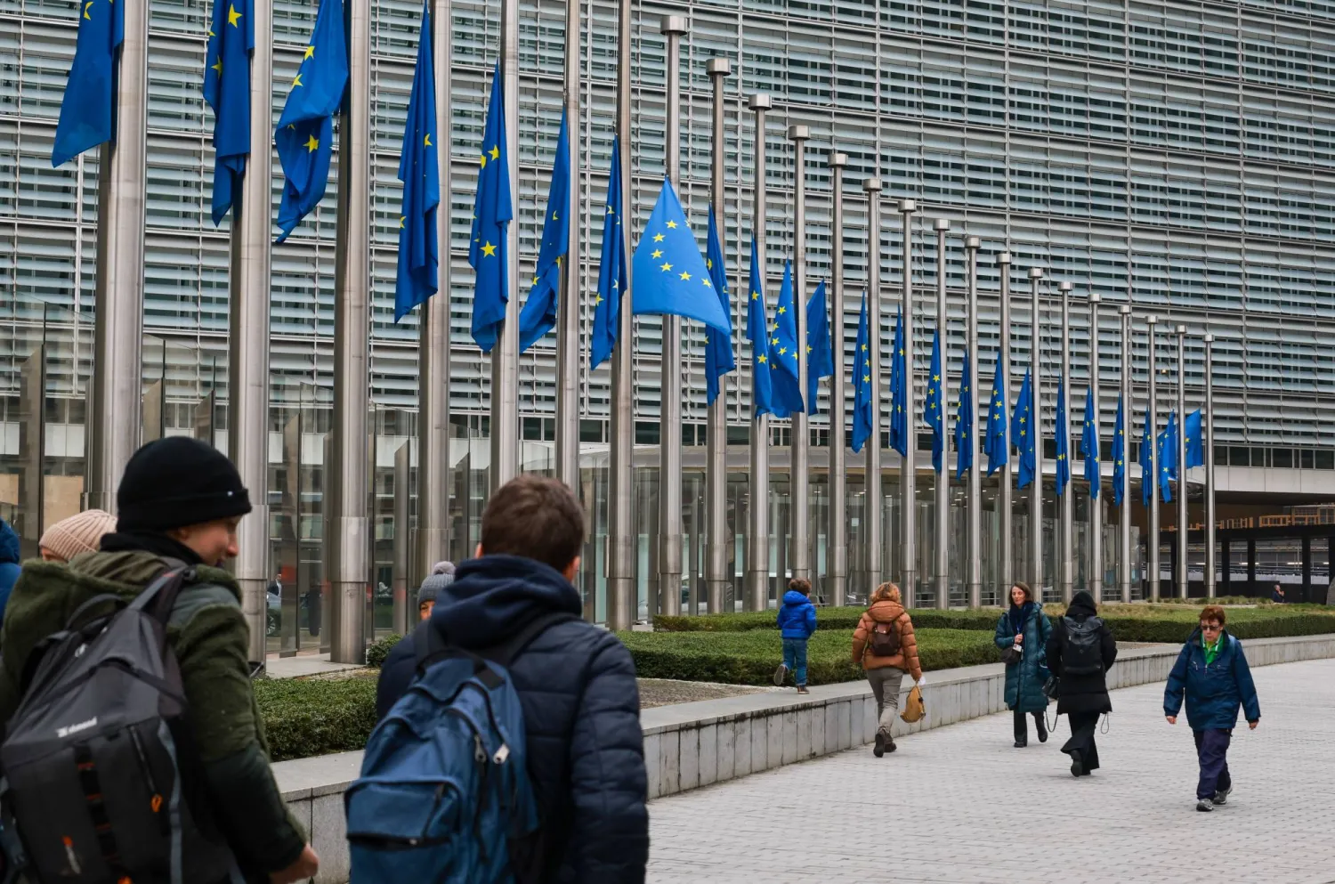 أعلام الاتحاد الأوروبي ترفرف أمام مقر المفوضية الأوروبية في بروكسل (إ.ب.أ)