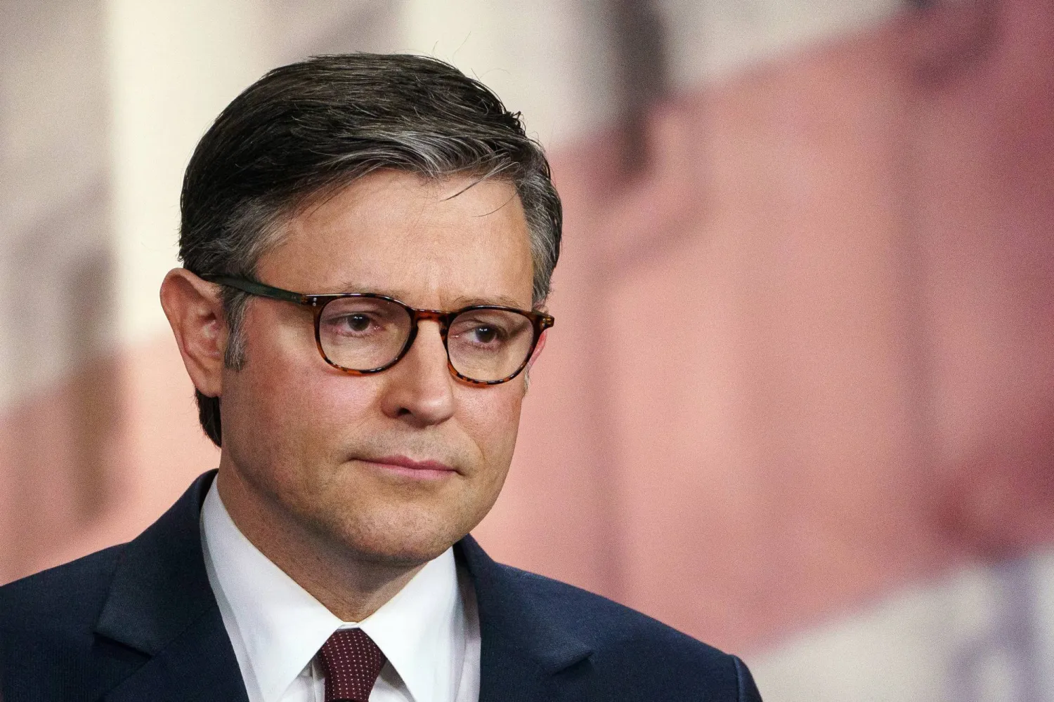 رئيس مجلس النواب الأميركي مايك جونسون خلال مؤتمر صحافي في مبنى الكابيتول الأميركي (إ.ب.أ)