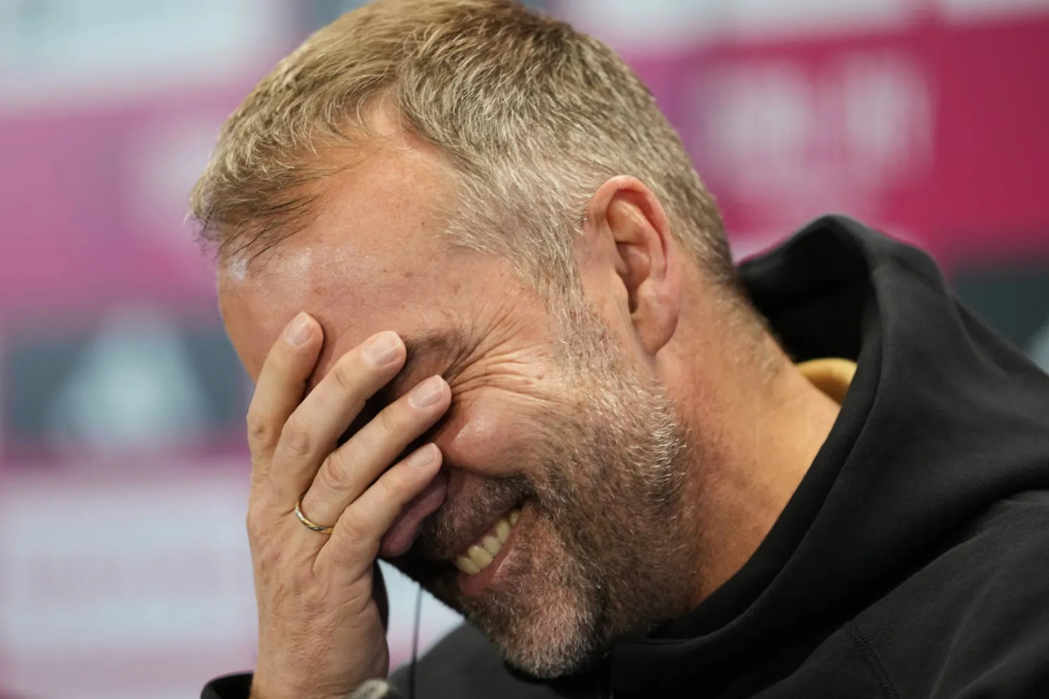 فليك يضحك خلال حديثه للإعلاميين (إ.ب.أ)
