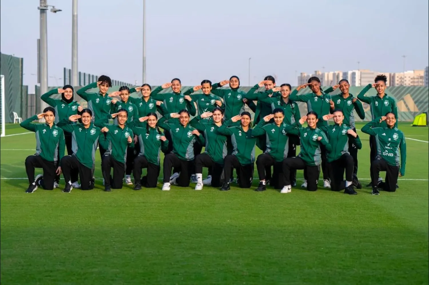 ناشئات الأخضر في لقطة جماعية بعد انضمامهن للمعسكر (الشرق الأوسط)
