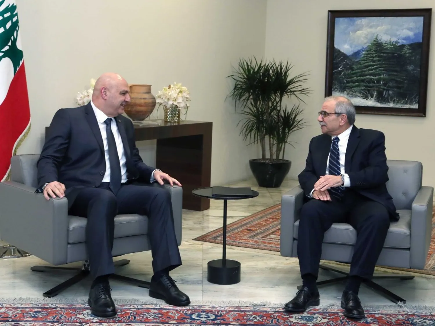 الرئيس اللبناني جوزيف عون ورئيس الحكومة المكلف نواف سلام في القصر الجمهوري (رويترز)