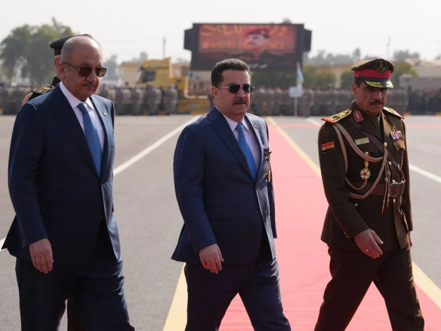 السوداني يتوسط وزير الدفاع ثابت العباسي ورئيس أركان الجيش الفريق أول عبد الأمير رشيد يار الله (رئاسة الوزراء)