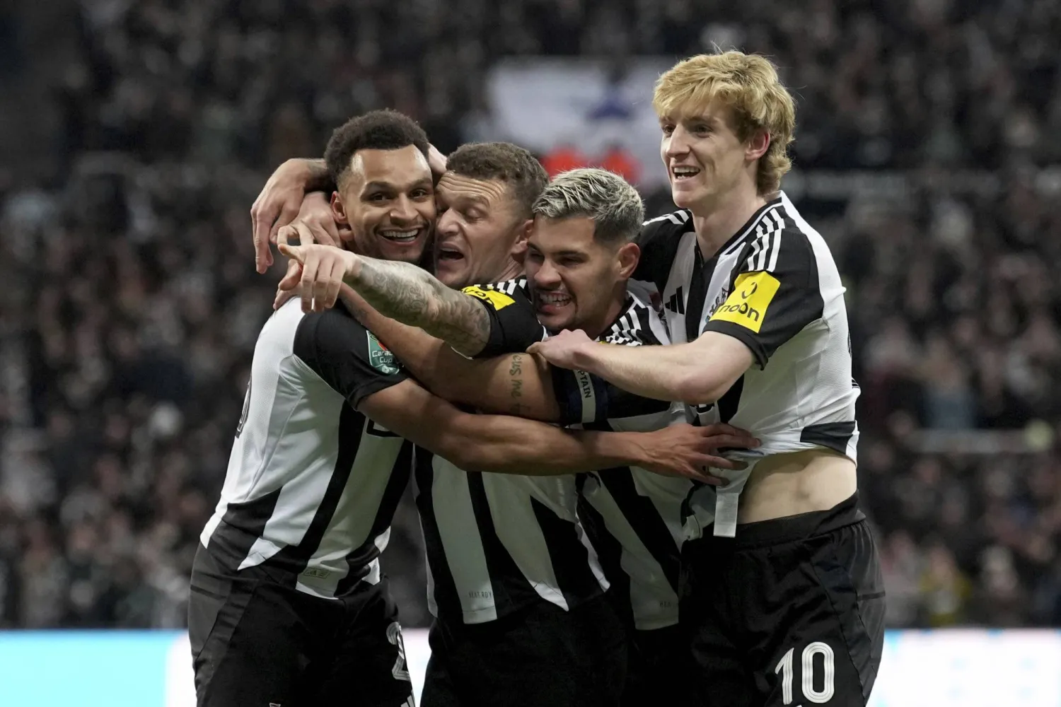 Newcastle's Jacob Murphy, left, celebrates with teammates scoring his side's first goal during the English League Cup soccer match between Newcastle United and Arsenal at St. James' Park stadium in Newcastle, England, Wednesday, Feb. 5, 2025.(AP Photo/Jon Super)