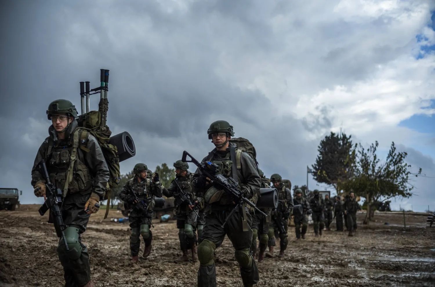 FILED - 13 December 2023, ---: Israeli soldiers walk near the border with the Gaza Strip. Photo: Ilia Yefimovich/dpa