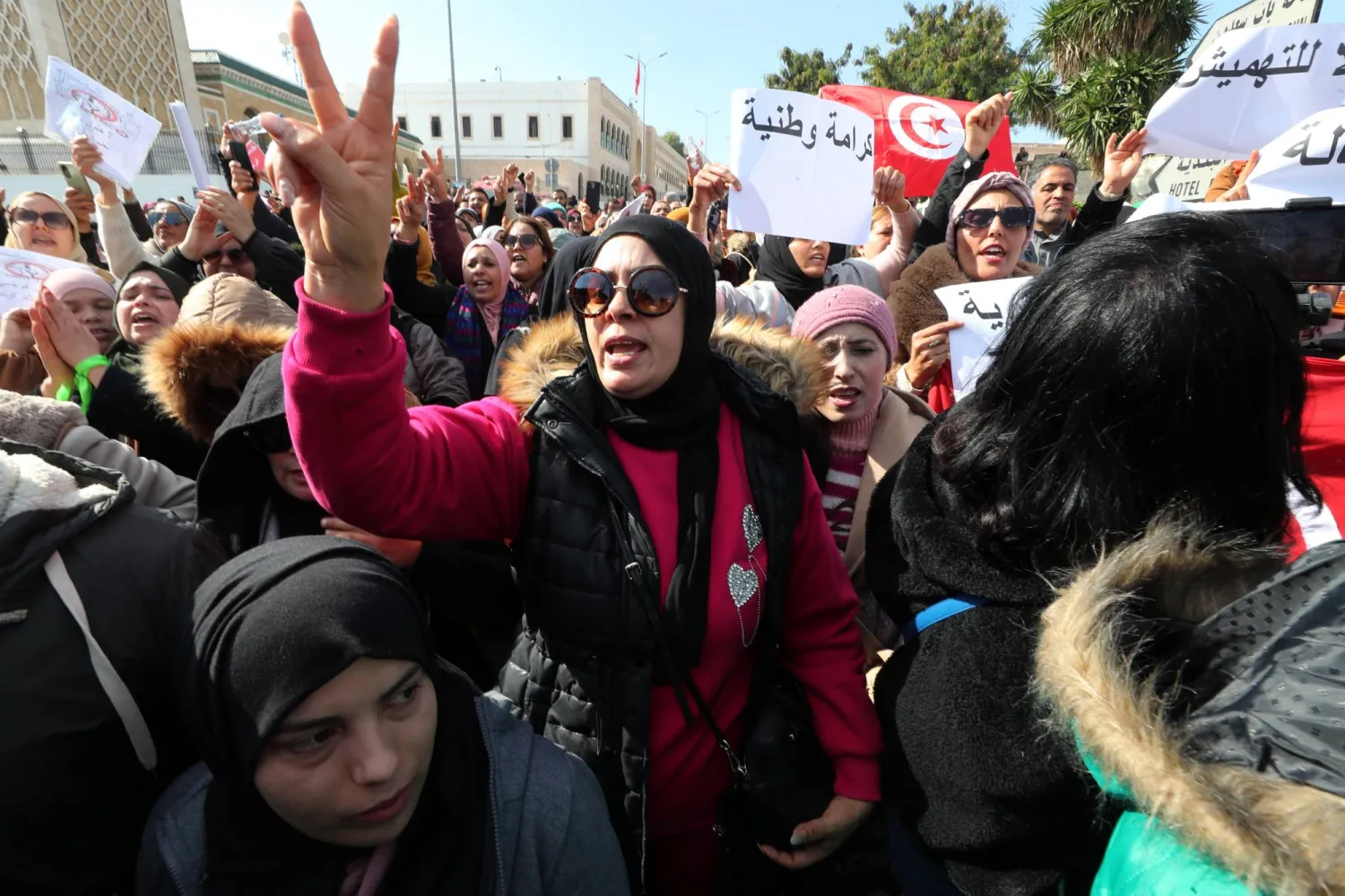 جانب من المظاهرة التي نظمها عاطلون عن العمل أمام مقر الحكومة وسط العاصمة (إ.ب.أ)