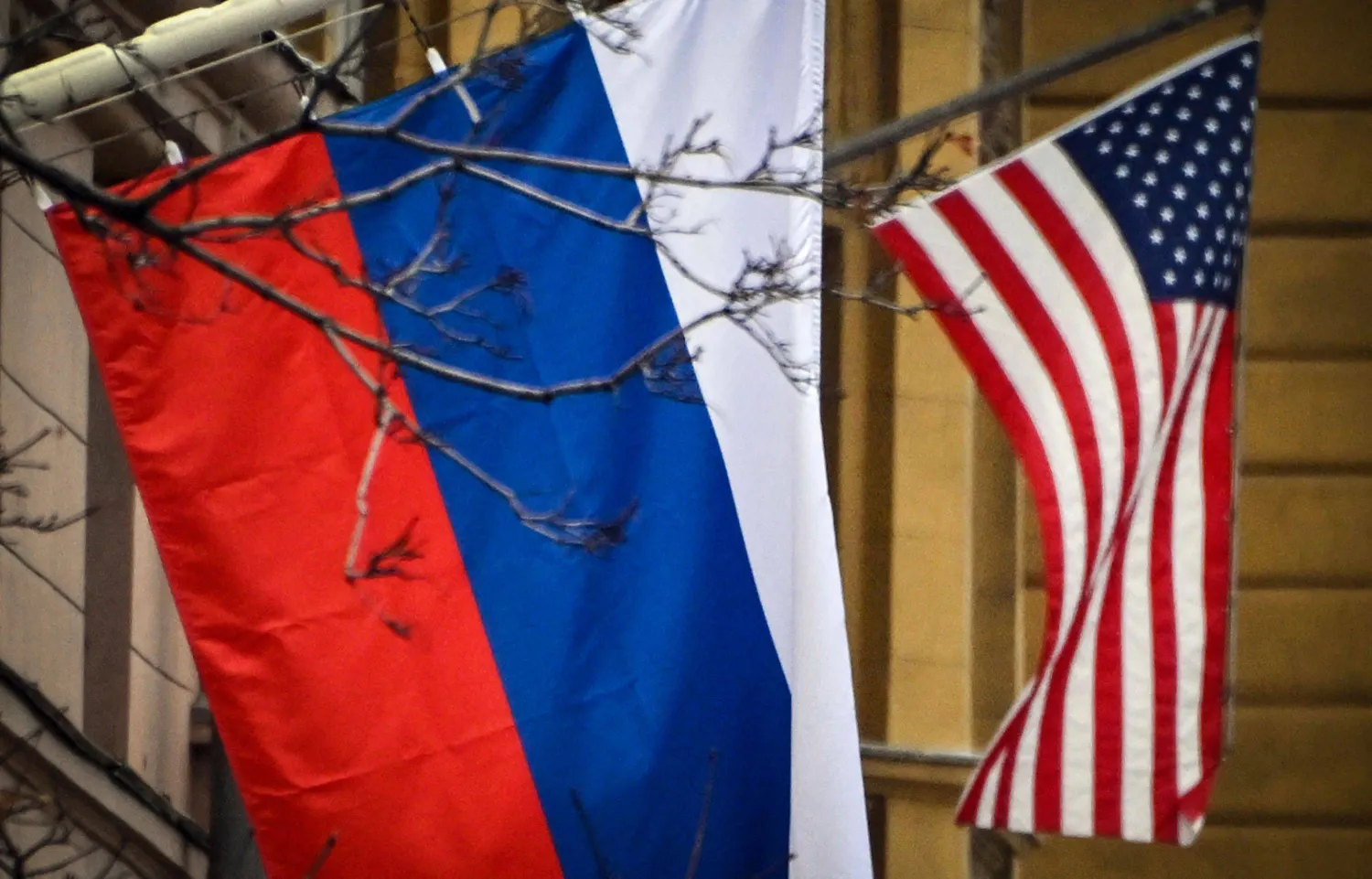 العلمان الأميركي والروسي عند مدخل السفارة الأميركية في موسكو (أرشيفية - أ.ف.ب)